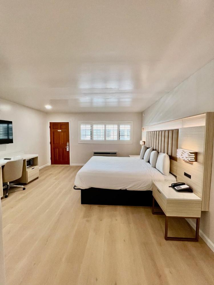 Deluxe King Room - Non-Smoking interior